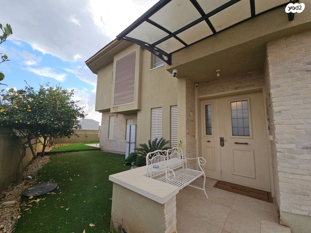 דו משפחתי, בר לב, מזכרת בתיה