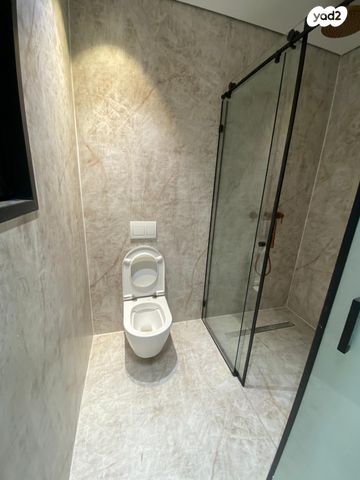 גג/ פנטהאוז, היוצרים, עיר היין, אשקלון