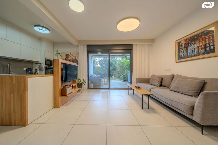 דירת גן, נרקיס 17, הפרחים, חריש