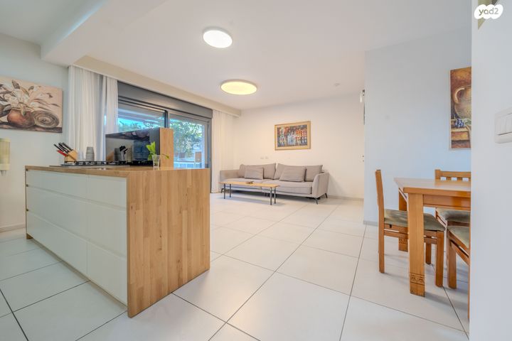 דירת גן, נרקיס 17, הפרחים, חריש