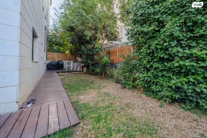 דירת גן, נרקיס 17, הפרחים, חריש