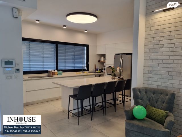 דו משפחתי, תל מונד