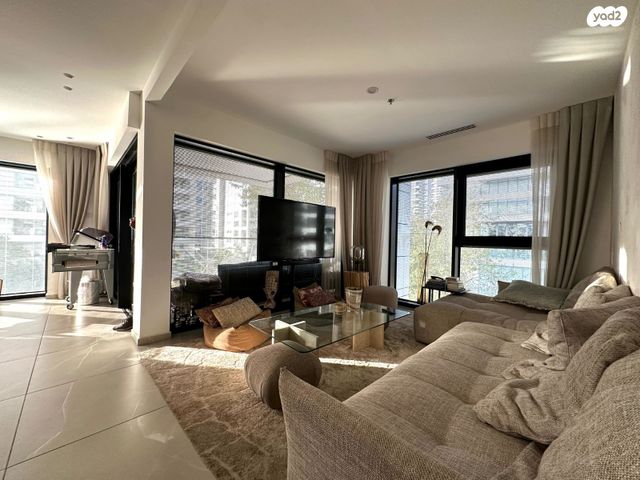 דירה, ניסים אלוני, צמרות איילון, פארק צמרת, תל אביב יפו