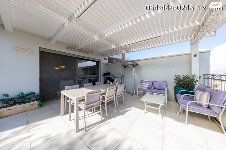 דו משפחתי, אלפי מנשה