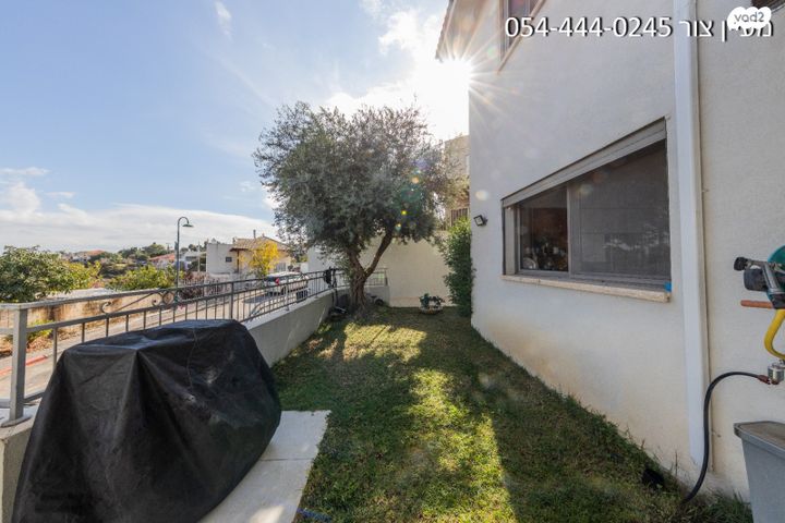 דו משפחתי, אלפי מנשה