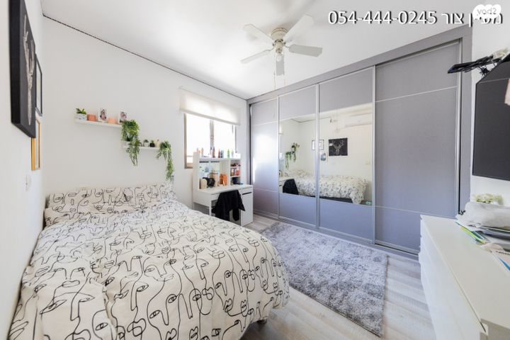 דו משפחתי, אלפי מנשה