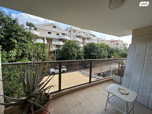 דירה, הלוטוס, קרית הפרחים - 2005, רעננה