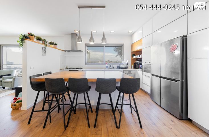 דו משפחתי, אלפי מנשה