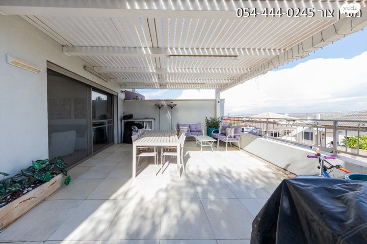 דו משפחתי, אלפי מנשה