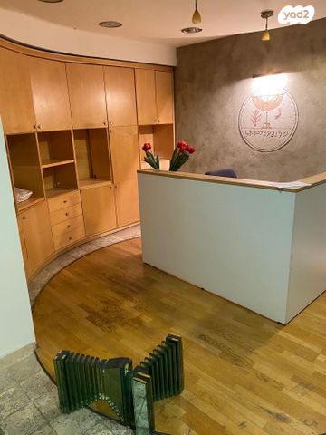 מונטיפיורי, הרכבת