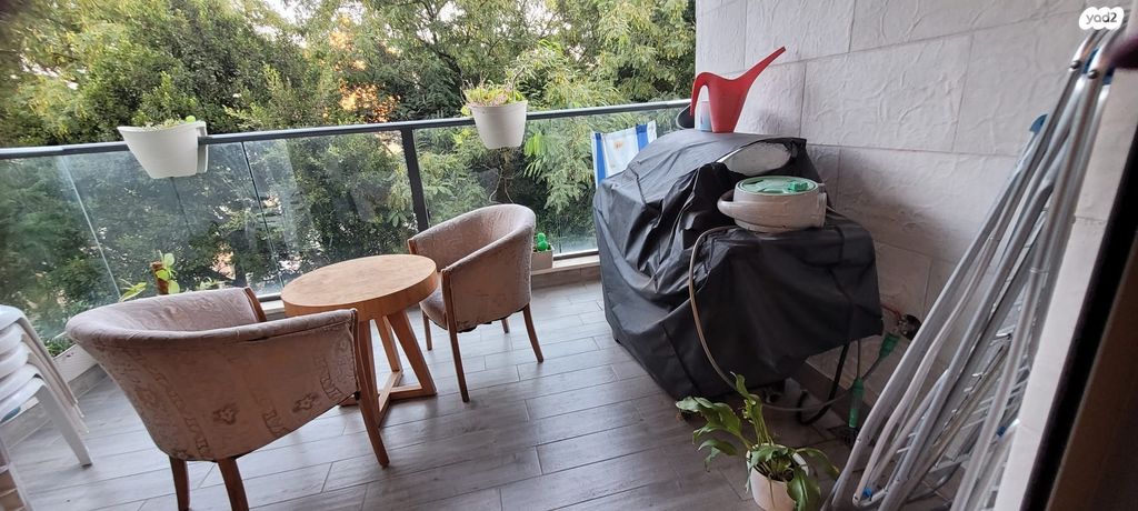 דירה, הפרדס, אושיות, רחובות