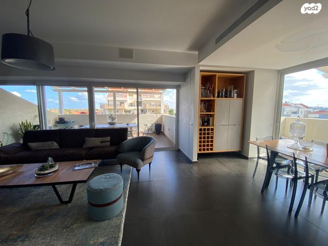 גג/ פנטהאוז, שרה אהרונסון 14, קרית הפרחים - 2005, רעננה