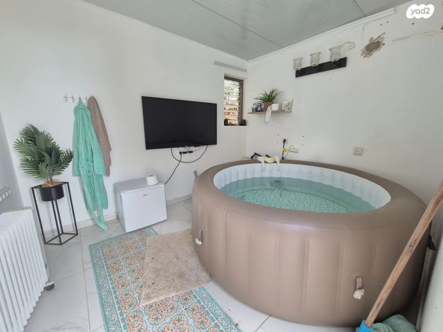 דו משפחתי, אורנית, אורנית