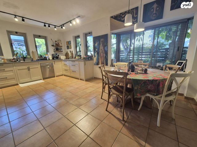 דו משפחתי, אורנית, אורנית