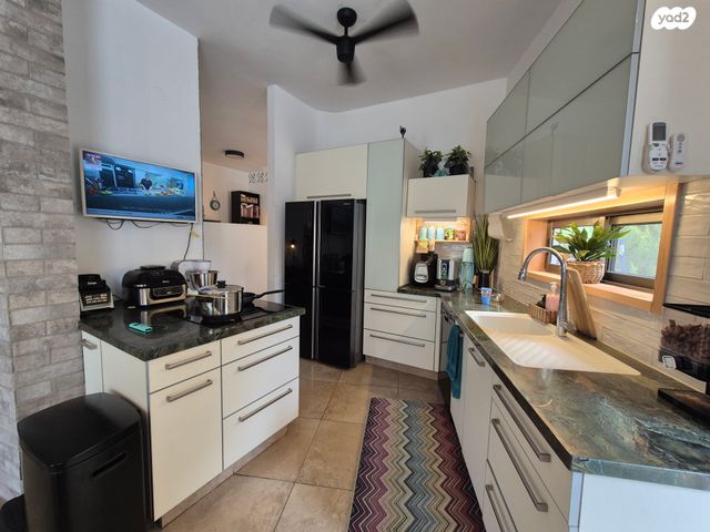 דו משפחתי, אורנית, אורנית