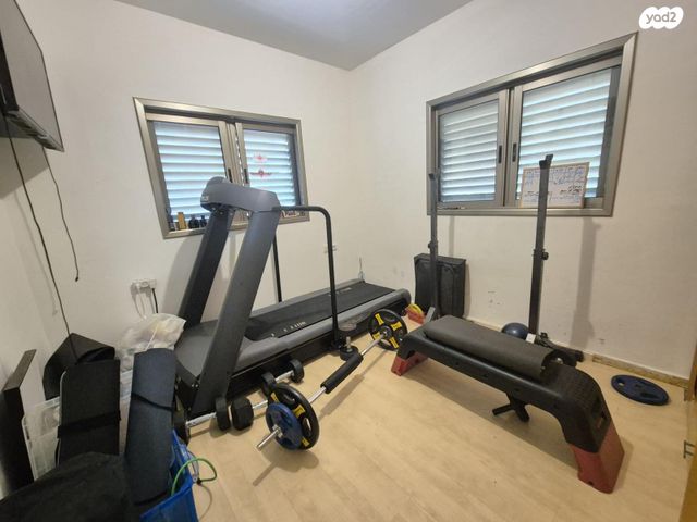 דו משפחתי, אורנית, אורנית