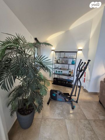 דו משפחתי, אורנית, אורנית