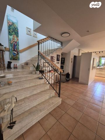 דו משפחתי, אורנית, אורנית