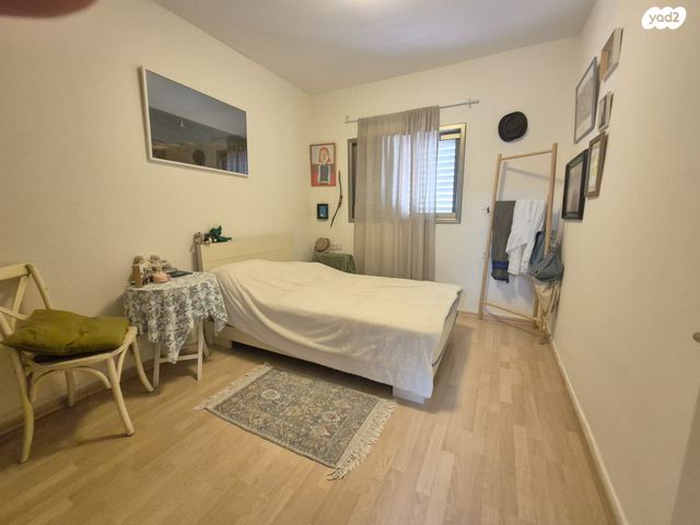 דו משפחתי, אורנית, אורנית