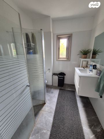 דו משפחתי, אורנית, אורנית