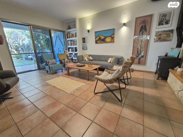 דו משפחתי, אורנית, אורנית