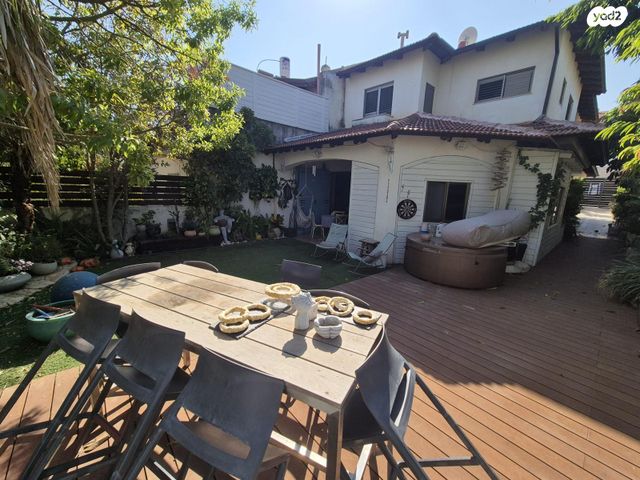 דו משפחתי, אורנית, אורנית