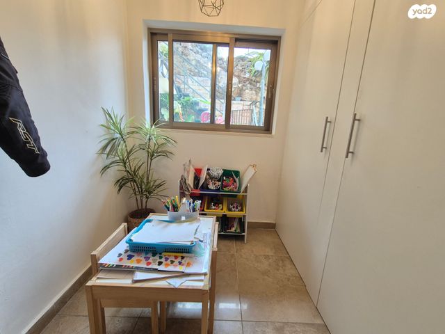 דו משפחתי, אורנית, אורנית