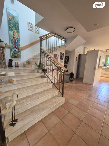 דו משפחתי, אורנית, אורנית