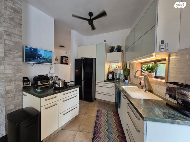 דו משפחתי, אורנית, אורנית