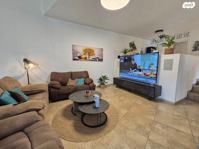 דו משפחתי, אורנית, אורנית