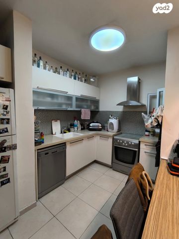 דירת גן, ביאליק, מרכז, קרית עבודה, חולון