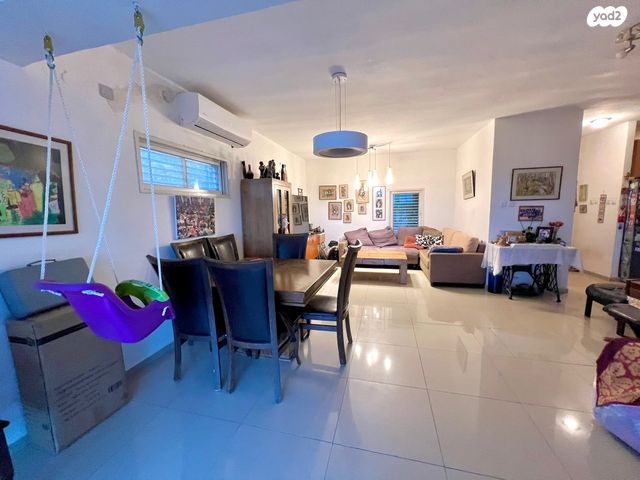 דו משפחתי, אלפי מנשה