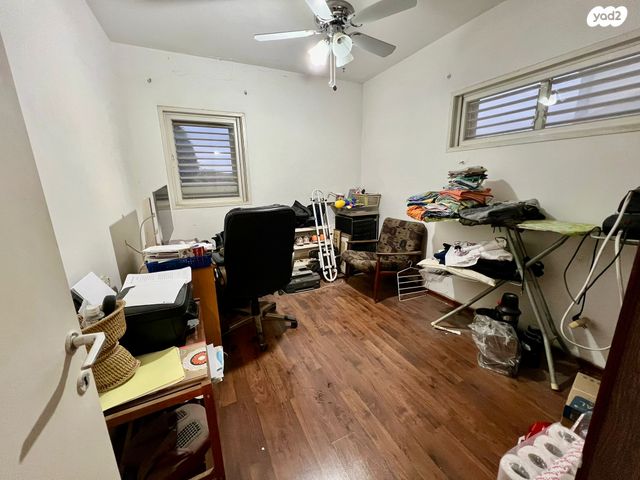 דו משפחתי, אלפי מנשה