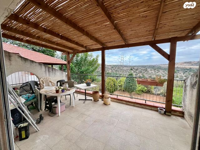 דו משפחתי, אלפי מנשה