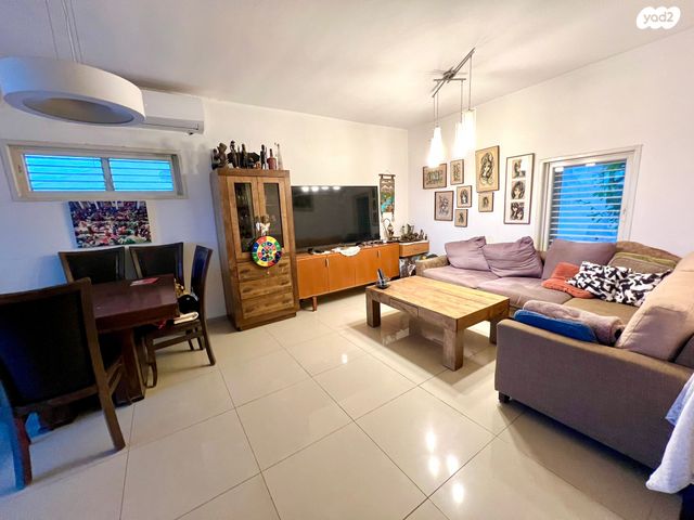 דו משפחתי, אלפי מנשה