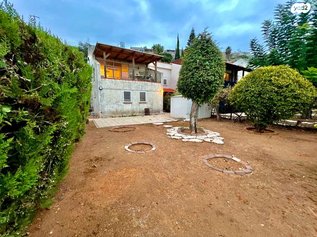 דו משפחתי, אלפי מנשה