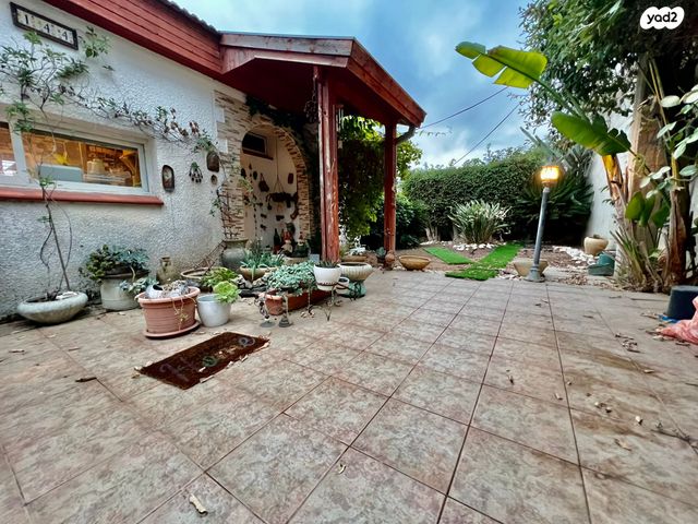 דו משפחתי, אלפי מנשה