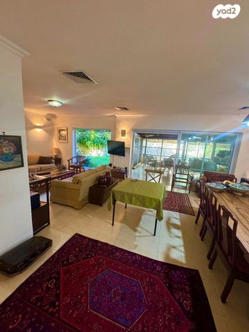 דו משפחתי, נווה רום, רמת השרון