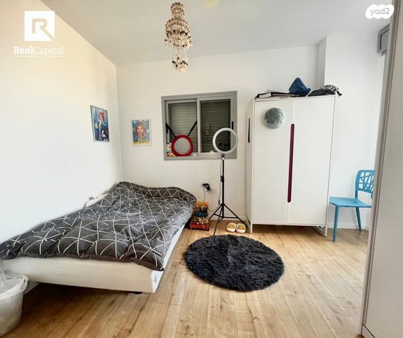 דו משפחתי, גלעד, אלפי מנשה