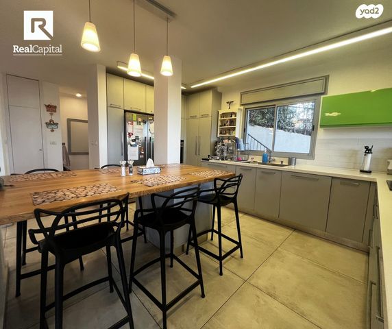 דו משפחתי, גלעד, אלפי מנשה