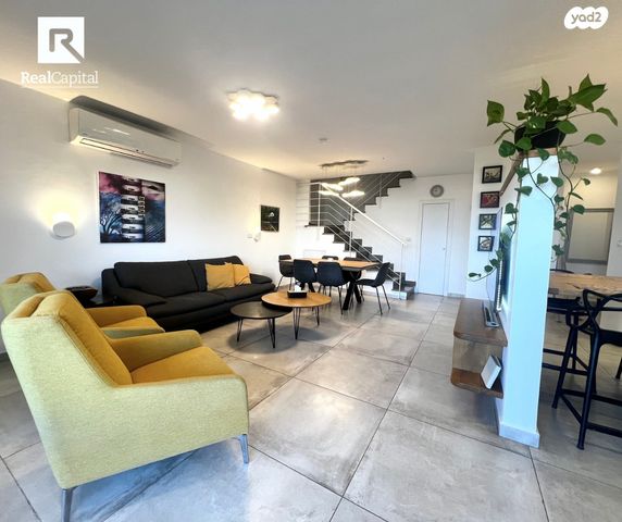 דו משפחתי, גלעד, אלפי מנשה