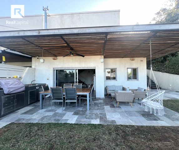 דו משפחתי, גלעד, אלפי מנשה