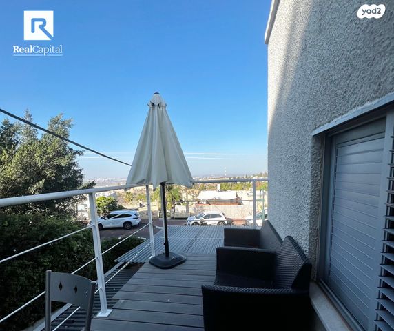 דו משפחתי, גלעד, אלפי מנשה