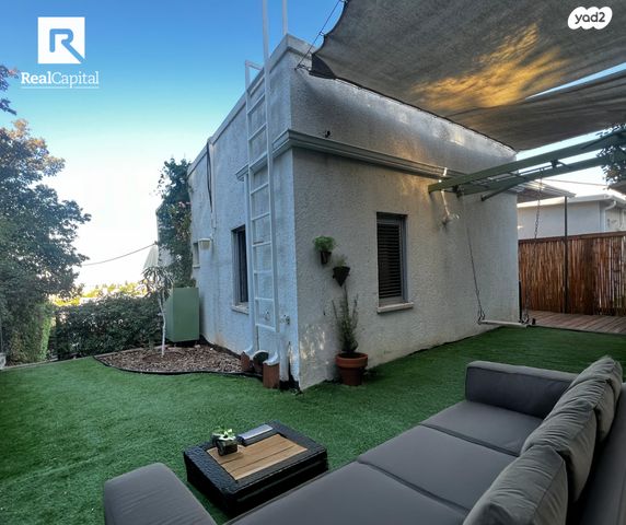 דו משפחתי, גלעד, אלפי מנשה