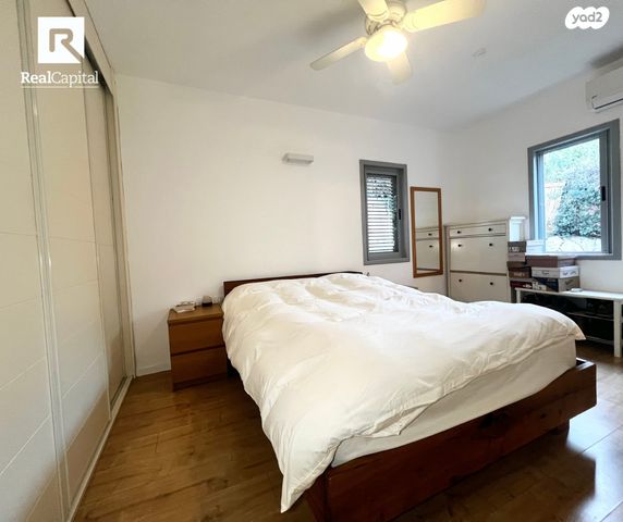 דו משפחתי, גלעד, אלפי מנשה