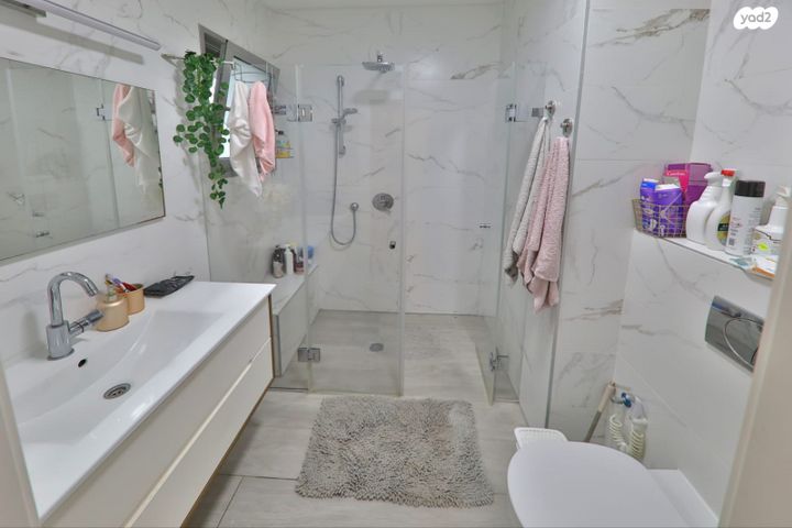 דירה, ש"י עגנון, משכנות האומנים, קרית מוצקין