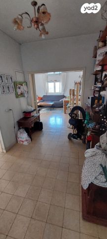 דו משפחתי, בן ציון פוגל, סלע, רחובות