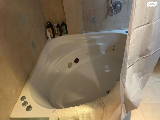 דירה, אנה פרנק, חרוזים, רמת גן