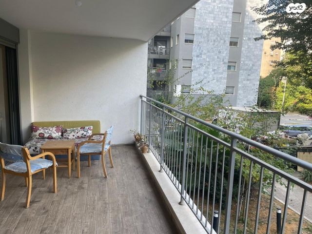 דירה, אנה פרנק, חרוזים, רמת גן