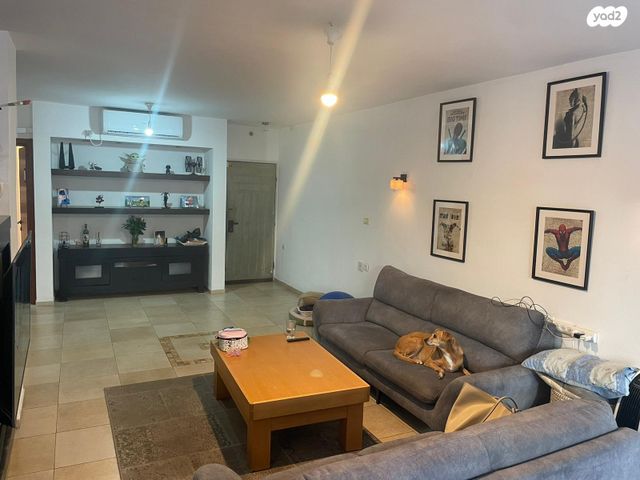 דירה, אנה פרנק, חרוזים, רמת גן